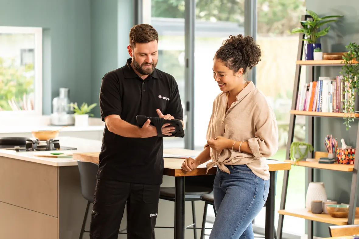 Installateur geeft advies aan consument met tablet.