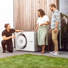 Service en garantie. Installateur en klanten bij een Compress 5800i AW.