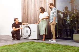 Service en garantie. Installateur en klanten bij een Compress 5800i AW.