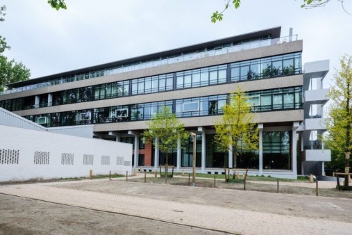 Historisch gebouw getransformeerd tot appartementencomplex met verschillende oplossingen