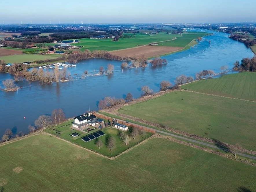 Reuver EnviLine warmtepomp monoblock en tronic 3500 elektrisch ketel bovenaanzicht