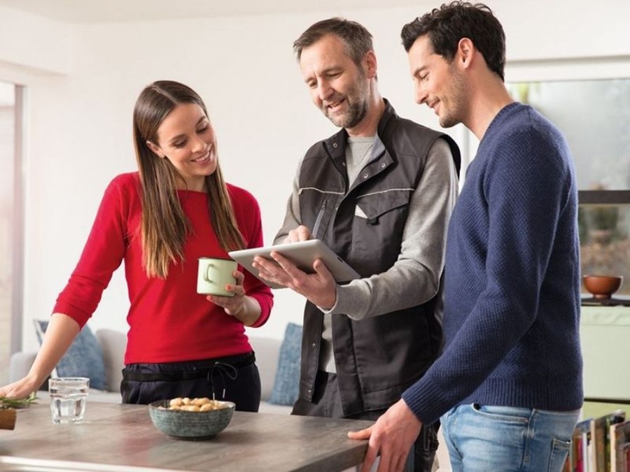 Lifestyle couple with installer Lifestyle couple with installer