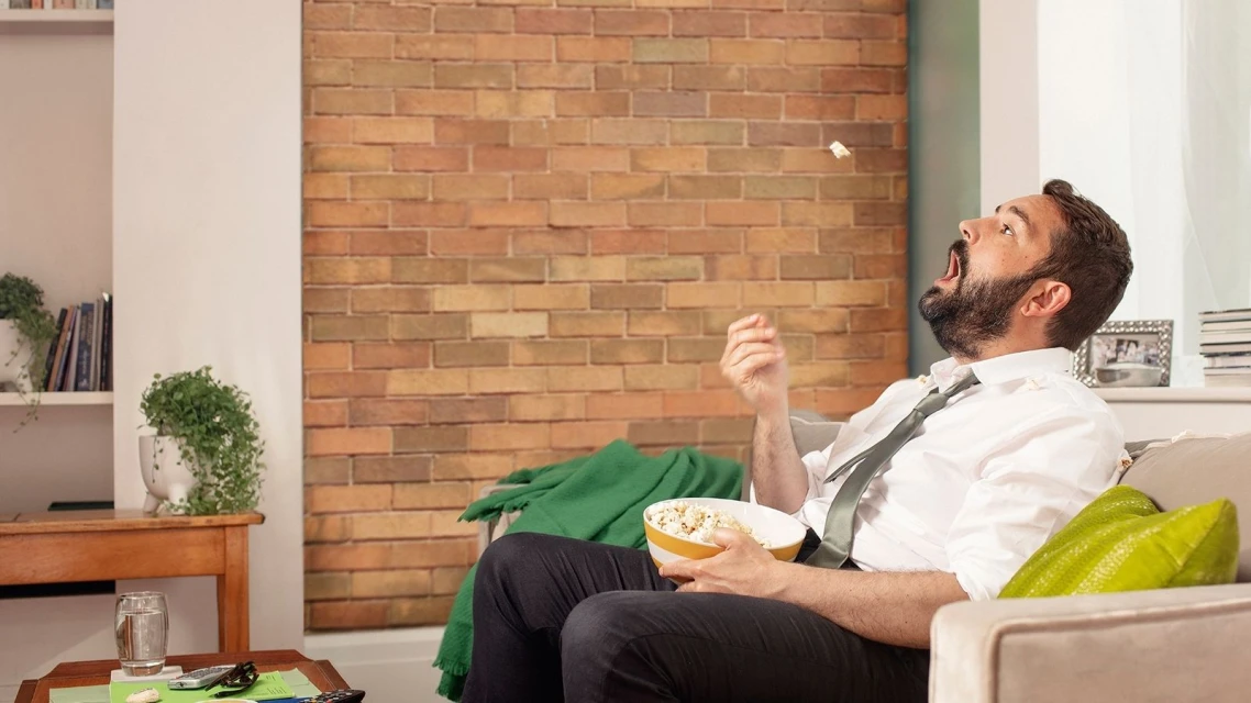 Man met Popcorn gespiegeld