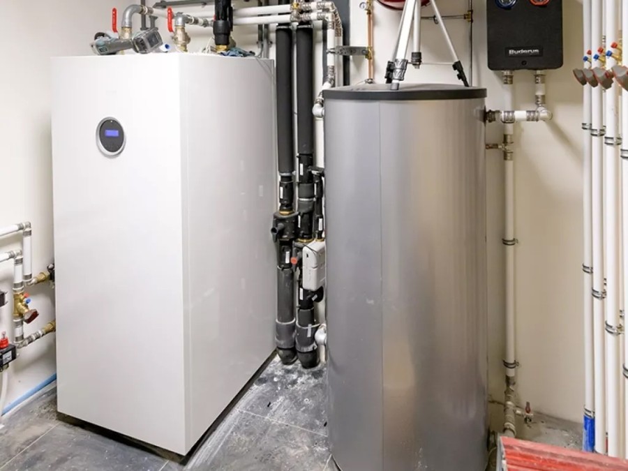 Bodemwarmtepompen verwarmen en koelen bedrijfshal met kantoor