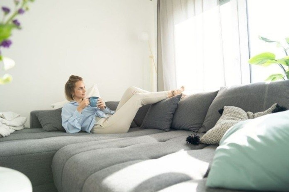 Vrouw op bank vloerverwarming