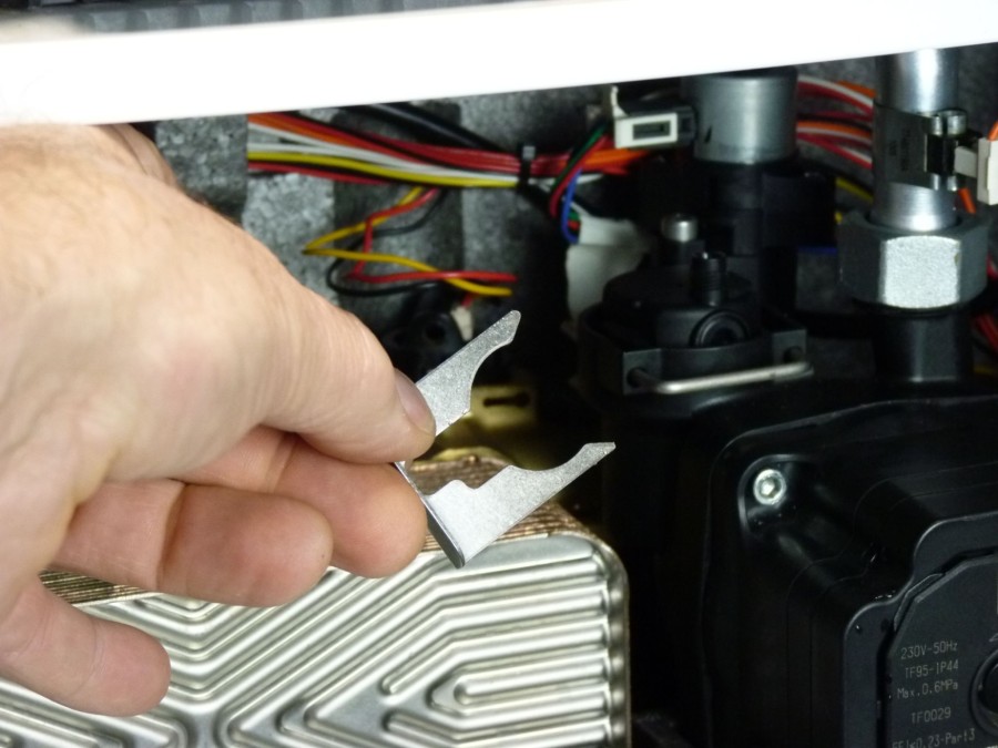 Stap 3: Verwijder voorzichtig de oude flowsensor. Hiertoe verwijdert u eerst de clip. Stap 3: Verwijder voorzichtig de oude flowsensor. Hiertoe verwijdert u eerst de clip.