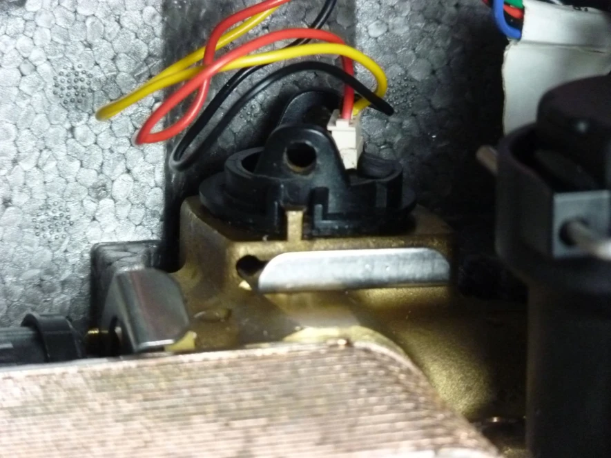 Stap 3: Verwijder voorzichtig de oude flowsensor. Hiertoe verwijdert u eerst de clip.