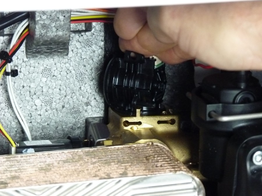 Stap 4: Plaats de nieuwe flowsensor Stap 4: Plaats de nieuwe flowsensor